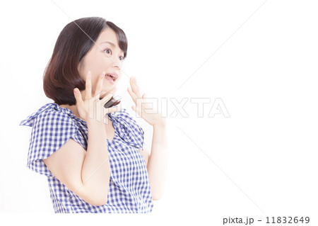 何かに驚いた表情のミドルの女性 何かに驚いた表情のミドルの女性 11832649
