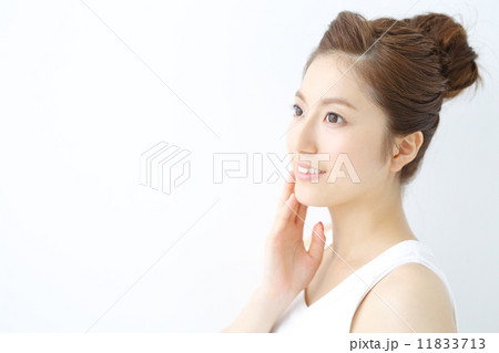 スキンケア・若い女性 11833713
