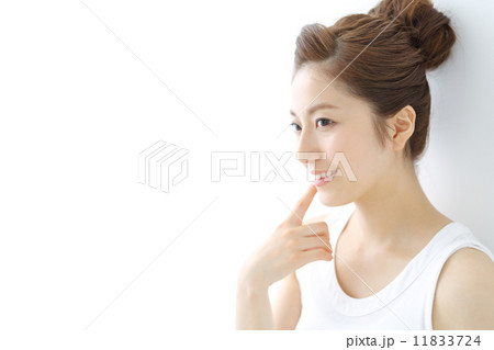 スキンケア・若い女性 11833724