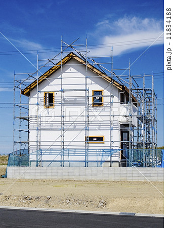 新築工事　建設現場　建設中の建物と足場　イメージ素材 11834188