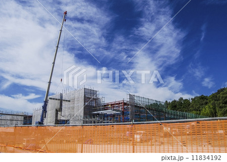 建設現場の風景　建設中の建物とクレーン　イメージ素材 11834192