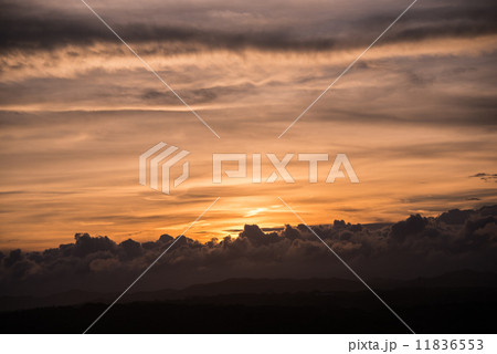不安定な天候の夕焼け空　　空と雲の写真素材 11836553