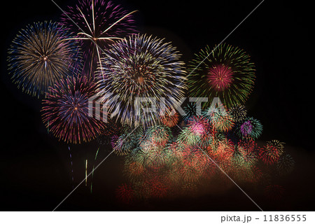 夏の花火大会　花火の写真素材 11836555