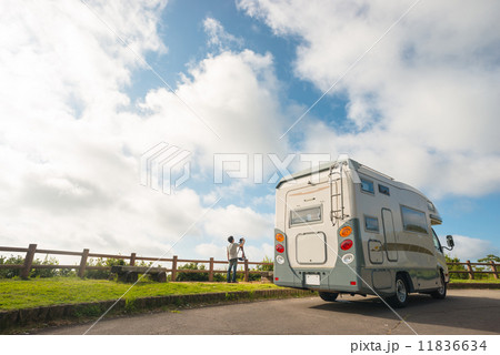 キャンピングカーのある風景　 11836634