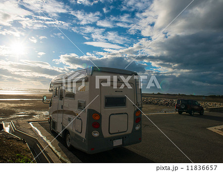 キャンピングカーのある風景　 11836657
