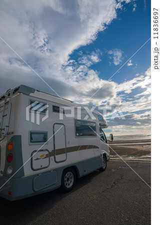 キャンピングカーのある風景　 11836697