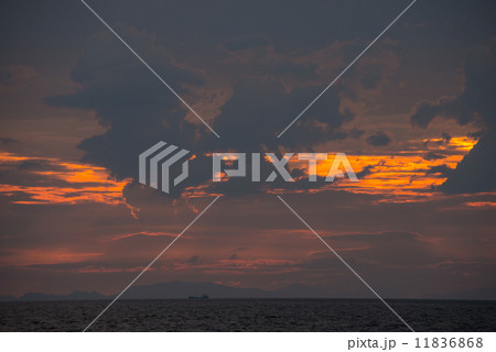 不安定な天候の夕焼け空　　空と雲の写真素材 11836868