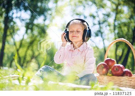 Kid relaxing in park 11837125