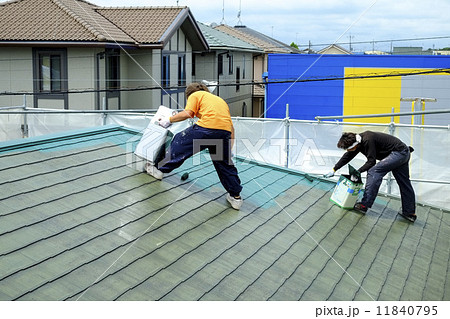 屋根塗り替え リフォーム 一戸建て住宅の屋根の塗り替えの写真素材