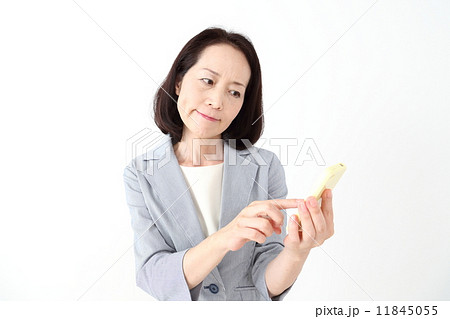 困った顔でスマホを操作する女性 11845055