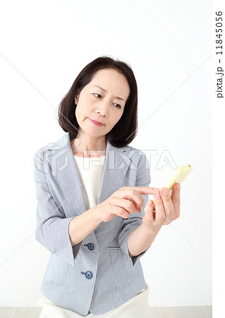 困った顔でスマホを操作する女性 11845056