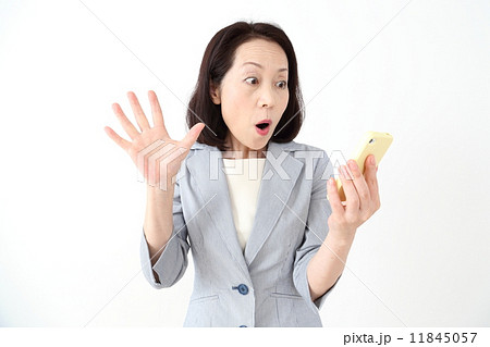 スマホを見て驚く女性 11845057