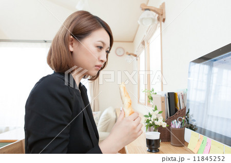 パソコン 若い女性 在宅ワーク パソコン 若い女性 在宅ワーク 11845252