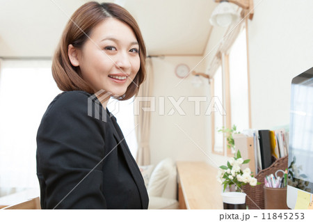 パソコンと若い女性 パソコンと若い女性 11845253