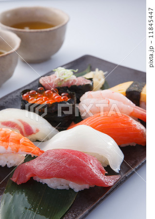 寿司の盛り合わせ 11845447