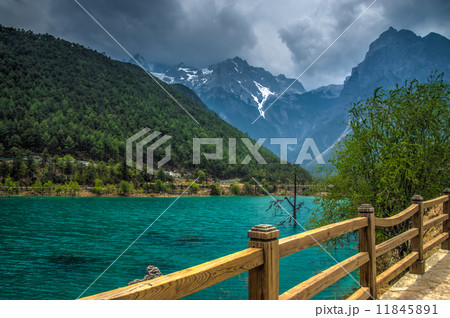 中国雲南省麗江玉龍雪山白水河の湖水 11845891
