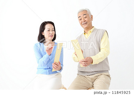 趣味をするシニア（ミドル）夫婦 11845925