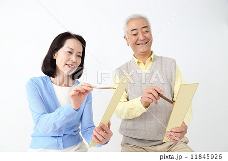趣味をするシニア（ミドル）夫婦 11845926
