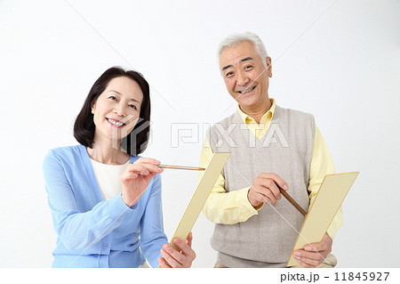 趣味をするシニア（ミドル）夫婦 11845927