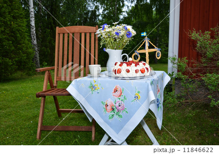 Small midsummer table 11846622