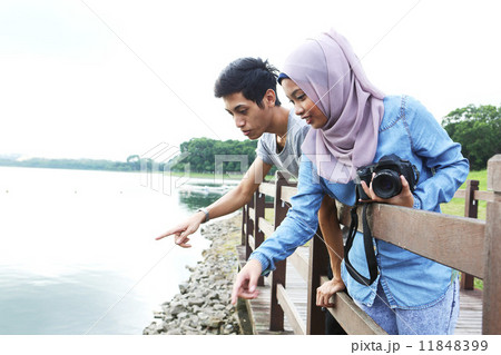 公園で写真を撮るアジア人カップル 11848399