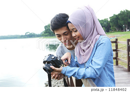 公園で写真を撮るアジア人カップル 11848402