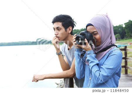 公園で写真を撮るアジア人カップル 11848450