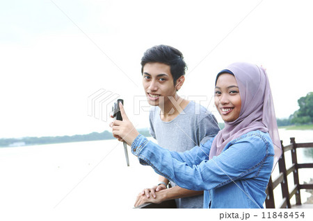 公園で写真を撮るアジア人カップル 11848454