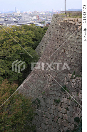 香川県丸亀市「丸亀城」三の丸石垣の扇の勾配（戊亥櫓付近）と丸亀市街、遠くに瀬戸大橋が見える 11848478