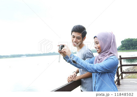 公園で写真を撮るアジア人カップル 11848502