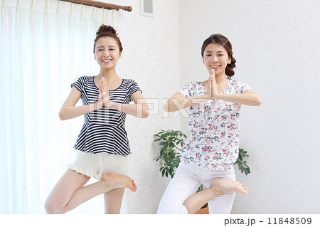 ヨガをしている若い女性 11848509