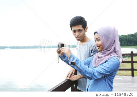 公園で写真を撮るアジア人カップル 公園で写真を撮るアジア人カップル 11848520