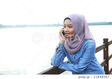 公園で携帯電話をしているアジア人女子 11848567