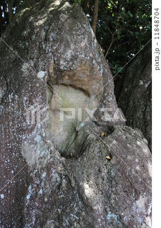 香川県丸亀市飯野山(讃岐富士)山頂、巨人伝説「おじょも」の足跡 香川県丸亀市飯野山(讃岐富士)山頂、巨人伝説「おじょも」の足跡 11848704