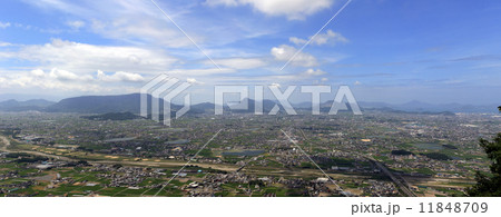 讃岐(丸亀)平野の溜め池群を飯野山より望む、手前は土器川、右に瀬戸内海、中央に善通寺五岳、左奥に金毘羅さんの鎮座する象頭山が見える 11848709