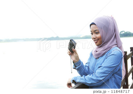 公園でカメラを持つアジア人女子 公園でカメラを持つアジア人女子 11848717
