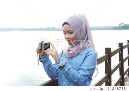 公園でカメラを持つアジア人女子 11848718