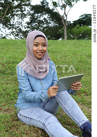 公園でタブレットを使うアジア人女子 11849277