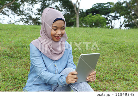 公園でタブレットを使うアジア人女子 11849348