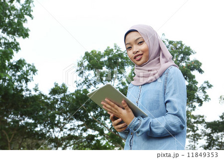 公園でタブレットを使うアジア人女子 11849353