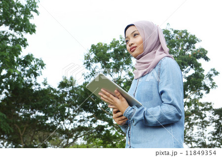 公園でタブレットを使うアジア人女子 11849354