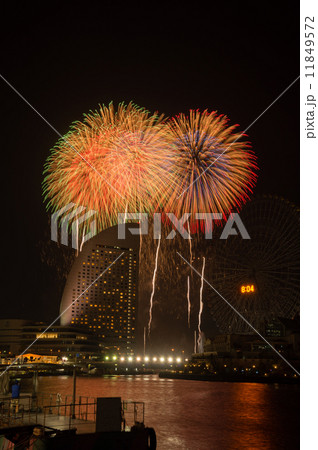 横浜の花火大会 11849572