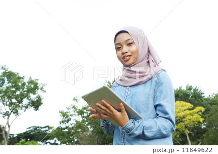 公園でタブレットを使うアジア人女子 公園でタブレットを使うアジア人女子 11849622