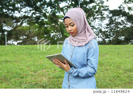 公園でタブレットを使うアジア人女子 公園でタブレットを使うアジア人女子 11849624