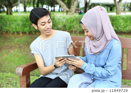 公園でタブレットを使うアジア人カップル 11849729