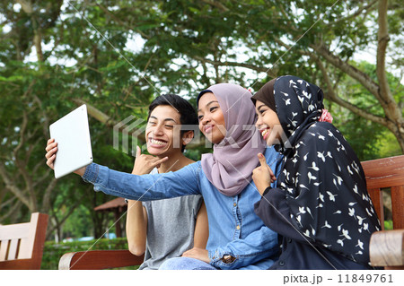 公園でタブレットを使う３人のアジア人 11849761