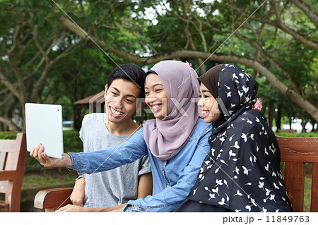 公園でタブレットを使う３人のアジア人 11849763