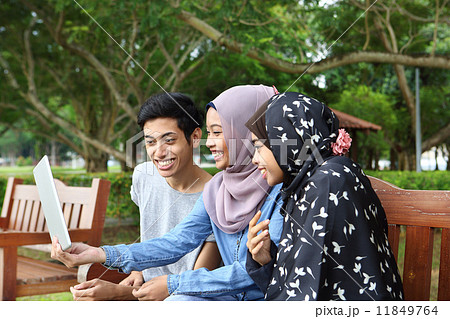 公園でタブレットを使う3人のアジア人 公園でタブレットを使う3人のアジア人 11849764