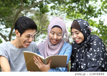 公園でノートを見る３人のアジア人 11849889