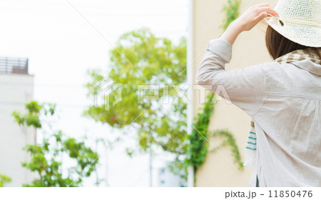 帽子をかぶる女性 11850476